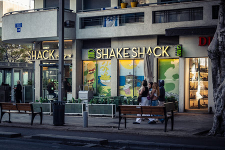 Tel Aviv, Israel, âMarch 16, 2026 Daily scene on the iconic Dizengoff Street, showing the bustling urban atmosphere with its famous Bauhaus buildings and sidewalk cafes. As a central commercial and social hub, the street reflects the city's unique blendのeditorial素材
