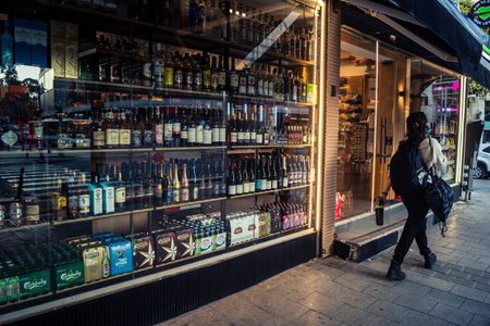 Tel Aviv, Israel, âMarch 16, 2026 Daily scene on the iconic Dizengoff Street, showing the bustling urban atmosphere with its famous Bauhaus buildings and sidewalk cafes. As a central commercial and social hub, the street reflects the city's unique blendのeditorial素材