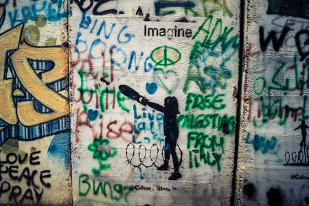 Bethlehem, West Bank, Palestine, March 23, 2026 Colorful and provocative political graffiti, murals, and messages of resistance cover the massive concrete slabs of the Israeli separation wall. These artistic expressions serve as a powerful form of non vioのeditorial素材