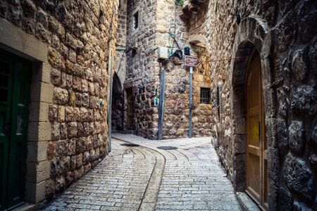 Hebron, West Bank, Palestine, March 28, 2026 The historic stone streets and ancient vaulted alleys of Hebron's old city appear largely deserted, with many Palestinian shops and businesses remaining closed. The high security presence and movement restrictiのeditorial素材