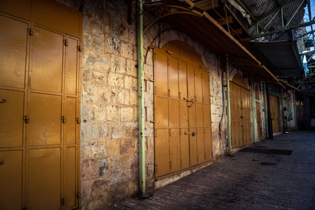 Hebron, West Bank, Palestine, March 28, 2026 The historic stone streets and ancient vaulted alleys of Hebron's old city appear largely deserted, with many Palestinian shops and businesses remaining closed. The high security presence and movement restrictiのeditorial素材