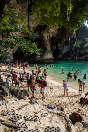 Ko Daam Kwan, Thailand, January 6, 2025 Tourists visiting Thale Waek, a small tiny islands that are divided by a bank of white Sand. phenomenon happens when there is a low tide and water level is downのeditorial素材