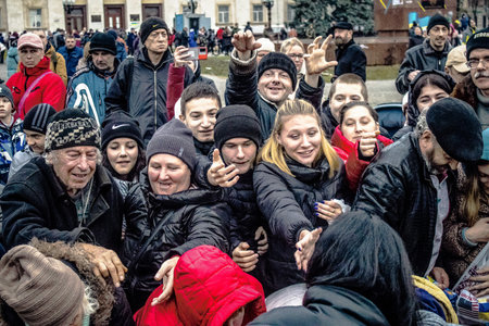 Kherson, Ukraine, November 20, 2022 Residents  receive food supplies in Freedom Square. The tension is very strong and people are very exasperated. International humanitarian aid is organized when people lack everything.のeditorial素材