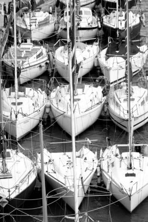 pattern of twelve sailing ships forming a black and white seabed. docked in the portの写真素材