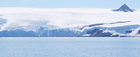 iceberg floating in antarcticaの写真素材