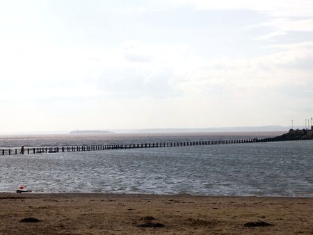 People crossing the sea in England, upon a bridge.の写真素材