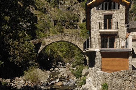 Romanesque bridge of  Tavascan, Lleida province, Catalonia, Spainのeditorial素材