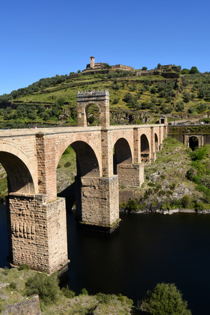 Roman bridge over the Tajo river in Alcantara, Caceres province,Extremadura, Spain
(In the top view of the town of Alcantara)のeditorial素材