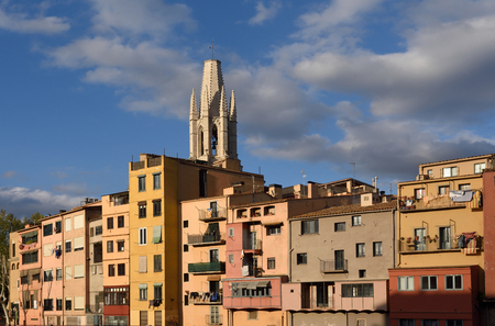 Colorful houses on the river Onyar and church of Sant Feliu, Girona, Catalonia, Spainのeditorial素材