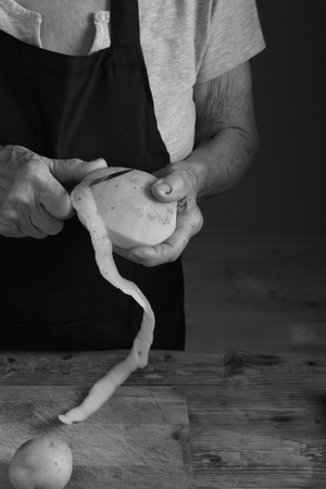 Peel potato (Woman)の写真素材