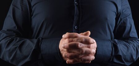 hombre con los dedos entrelazados con camisaの写真素材