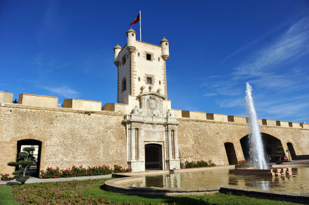La puerta de Tierra (Gate of Earth) and the walls of Cadiz, Andalusia, Spainのeditorial素材