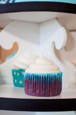 Several cupcakes on a serving table at a wedding ceremony and reception  The colors here are black, blue, and white の写真素材