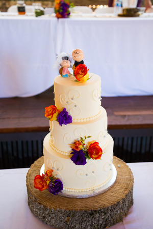 SPRINGFIELD, OR - JULY 5, 2014: Charlie Brown Peanuts cake topper on a wedding cake at a reception.のeditorial素材