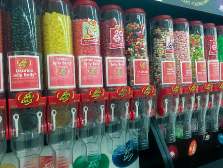 SPRINGFIELD, OR - OCTOBER 28, 2015: Bulk food section at this grocery store includes the well-known brand of jelly beans, Jelly Belly.のeditorial素材