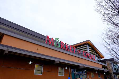 EUGENE, OR - DECEMBER 16, 2015: Neon sign for Market of Choice in Eugene Oregon.のeditorial素材