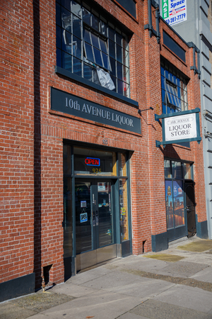 PORTLAND, OR - FEBRUARY 2, 2016: 10th Avenue Liquor Store in Portland Oregon open for business.のeditorial素材
