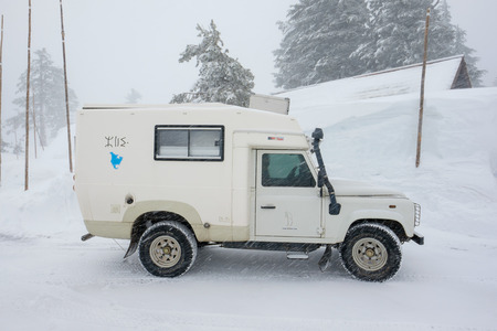 CRATER LAKE, OR - MARCH 8, 2016: Fully customized Land Rover SUV parked next to a snowpack of more than 100 inches at Crater Lake after a Winter of record-setting snowfall.のeditorial素材
