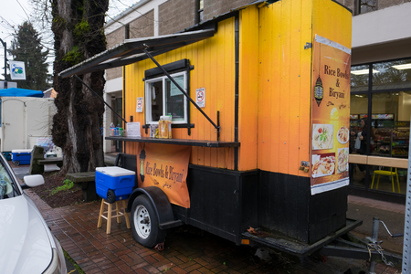 EUGENE, OR - MARCH 9, 2017: Rice Bowl and Biryani food truck on the University of Oregon campus.のeditorial素材