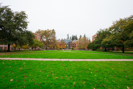 EUGENE, OR - OCTOBER 25, 2016: Students walk across the quad courtyard area at the University of Oregon during a break between classes.のeditorial素材