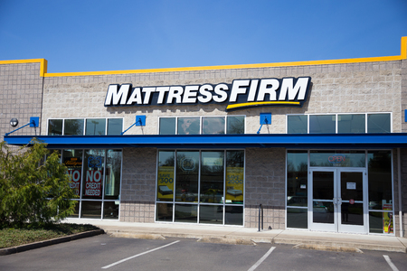 SPRINGFIELD, OR - MARCH 31, 2017: Discount mattress store Mattress Firm in Springfield Oregon.のeditorial素材