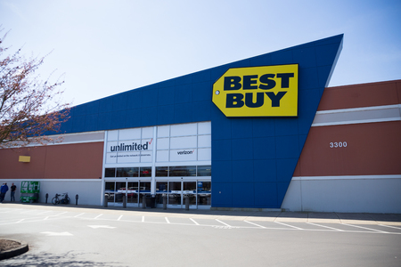 SPRINGFIELD, OR - MARCH 31, 2017: Retail storefront and sign for Best Buy at the Gateway Mall in Springfield Oregon.のeditorial素材