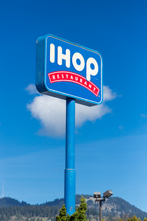 SPRINGFIELD, OR - MARCH 31, 2017: IHOP Restaurant sign with a blue sky in Springfield Oregon.のeditorial素材