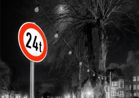 index sign on a black-and-white background of night