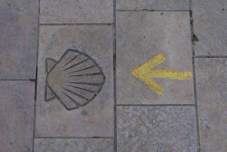 Shell and yellow arrow from James' Way