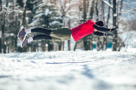 Young man in sporty wear alone working out on a winter dayの写真素材