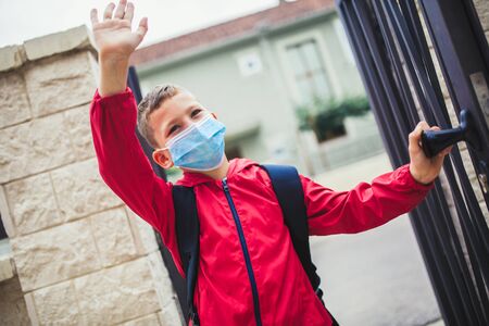 Child wear facemask during coronavirus and flu outbreak. The boy wear a mask before going to school preventing outbreak Infectious disease and dust in the air.の写真素材