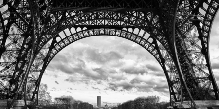 Side view of Eiffel Tower, Parisの写真素材