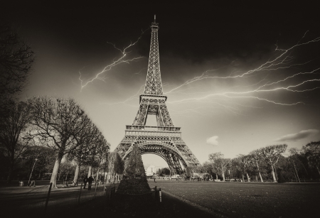 Storm and Lightnings over Tour Eiffel in Parisの写真素材