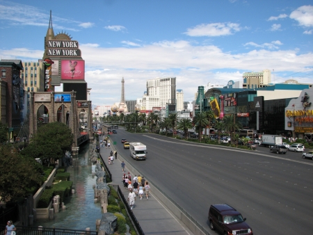LAS VEGAS, NEVADA - OCT 13: World famous Vegas Strip in Las Vegas, Nevada as seen on October 13, 2006. Stretching 4.2 miles, the Strip is home to the largest hotels and casinos in the worldのeditorial素材