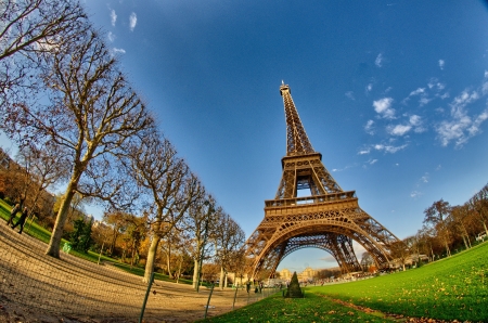 La Tour Eiffel - Beautiful winter day in Paris, Eiffel Tower from Champs de Mars - Franceのeditorial素材