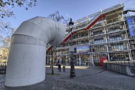 PARIS, NOV 18: People walk in front of Centre Pompidou, November 18, 2011 in Paris. The center is a complex in the Beaubourg area of the 4th arrondissement of Parisのeditorial素材