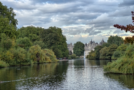 Buckingham Palace and gardens in London in a overcast autumn day - UKの写真素材