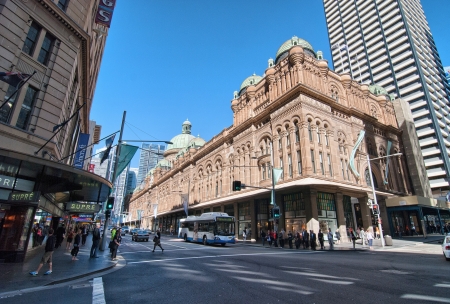 SYDNEY - JUN18: Tourists enjoy the city streets, June 18, 2010 in Sydney, Australia. The city receives 10 million visitors every yearのeditorial素材