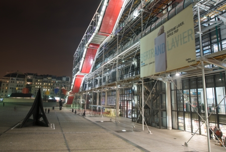 PARIS - NOV 30: Centre Georges Pompidou (1977) view at night, November 30, 2012 in Paris. It was designed in style of high-tech architecture and houses library, National Art Modern museum and IRCAM.のeditorial素材
