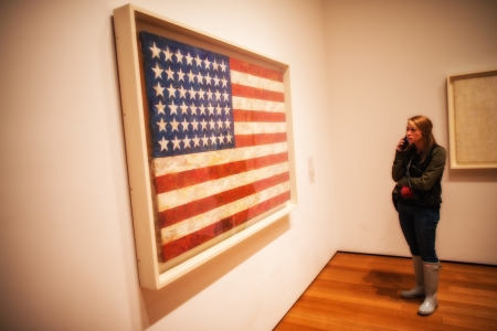 NEW YORK - JUN 10: Girl observes American flag canvas at Moma Museum, June 10, 2013 in New York. It is the most influential museum of modern art in the world.のeditorial素材