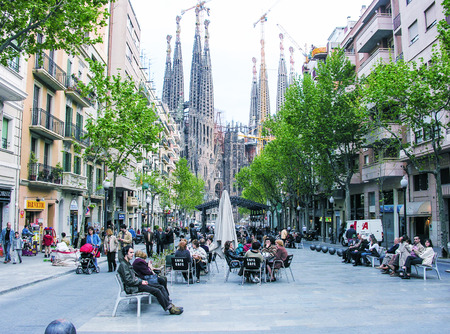 BARCELONA, SPAIN - MAY 21, 2005: Tourists enjoy city life on a beautiful spring day. More than 7 million people visit the city every year.のeditorial素材