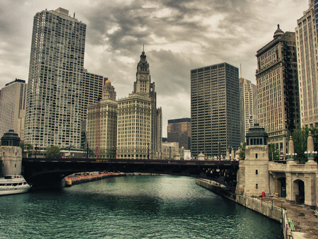 CHICAGO - SEP 20: Tourists enjoy city streets, September 20, 2009 in Chicago. More than 40 million people visit the city every year.のeditorial素材