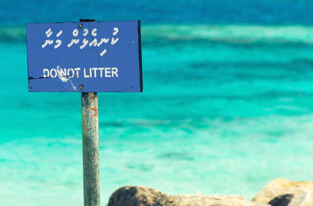 Do not litter sign on a maldivian beach.の写真素材