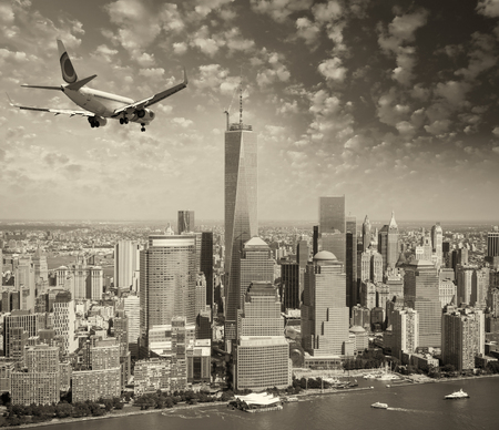 Aircraft overflying New York City skyline.のeditorial素材