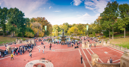 NEW YORK CITY - OCTOBER 25, 2015: Tourists enjoy show in Central Park. Central Park is the main park of Manhattan.のeditorial素材