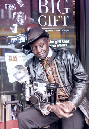 NEW YORK CITY - OCTOBER 2015: Unknown photographer in front of B&H Photo Store in Manhattan. It opened with one employee in lower Manhattan in 1973のeditorial素材