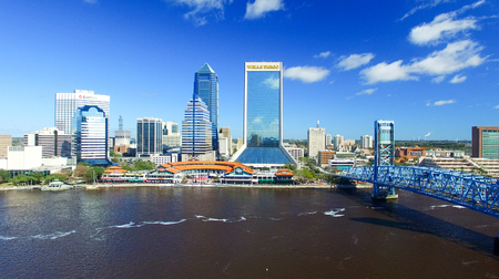 JACKSONVILLE, FLORIDA - FEBRUARY 16, 2016: Aerial city skyline on a sunny day. The city is a famous tourist attraction along the coast.のeditorial素材