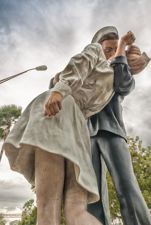 Unconditional Surrender Kiss statue in Sarasota.のeditorial素材