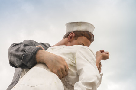 Unconditional Surrender Kiss statue in Sarasota.のeditorial素材