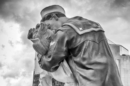 Unconditional Surrender Kiss statue in Sarasota.の写真素材